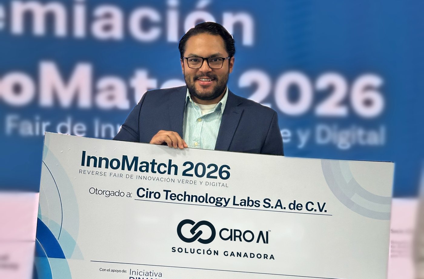 Víctor Amaya con el reconocimiento de solución ganadora