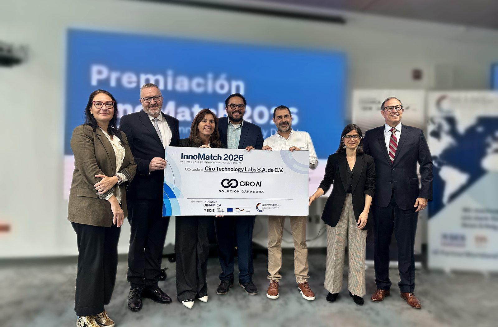 El equipo de CIRO con organizadores y autoridades en la premiación de InnoMatch 2026, con el reconocimiento de solución ganadora